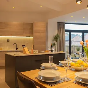 Escape 2 Unwind At The Parade, Accommodates 10 York